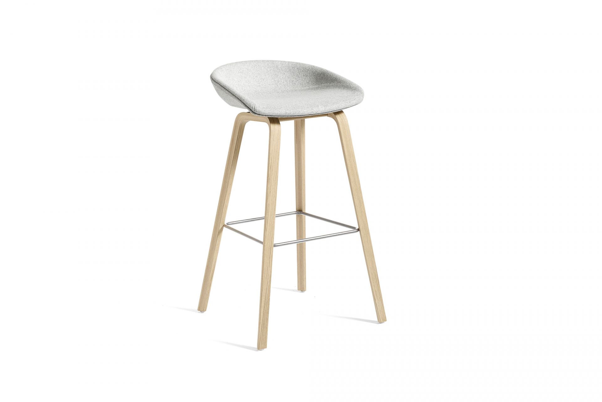 Hay About a Stool AAS33 Barhocker mit grauem Polstersitz und hellem Holzgestell.