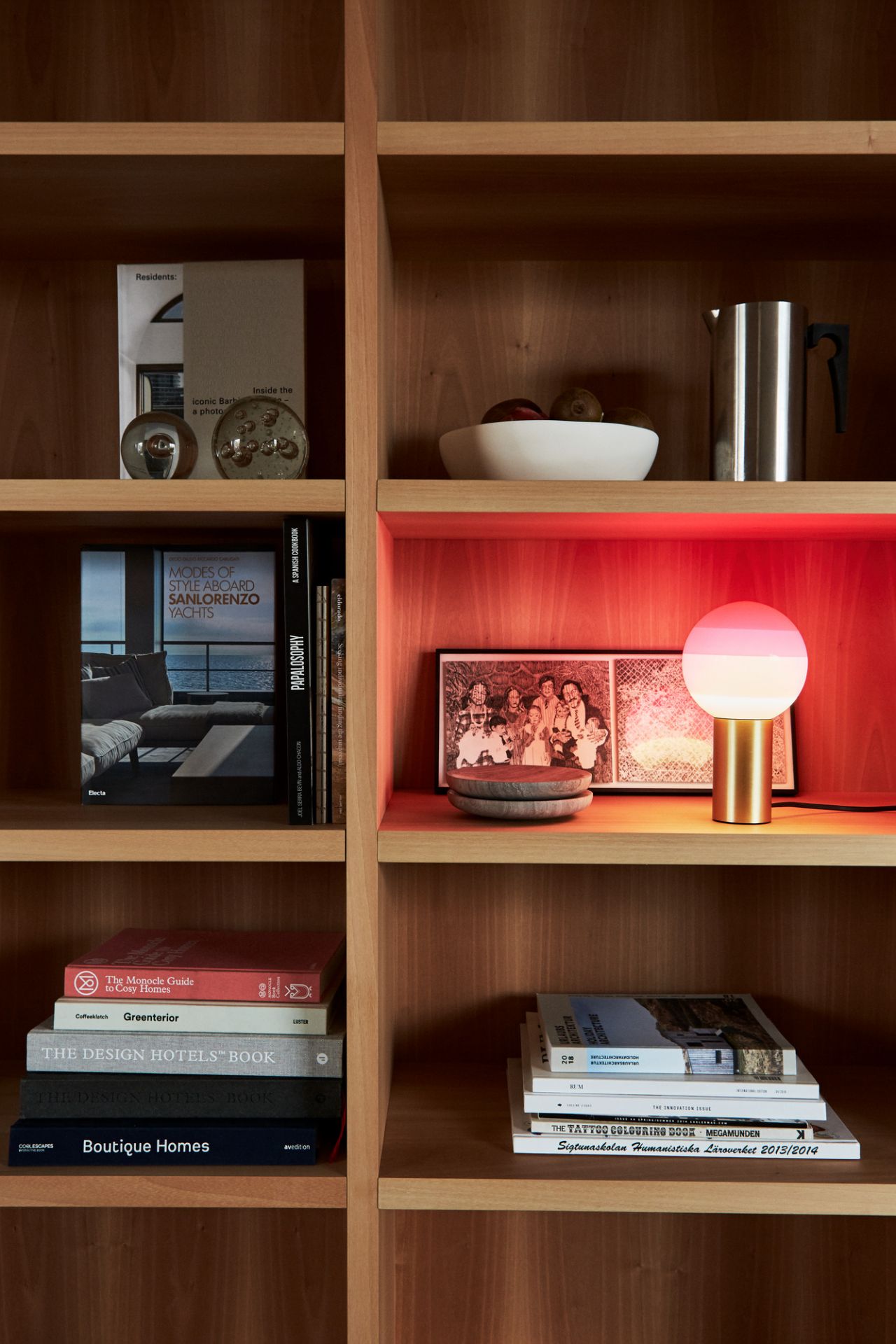 Nahaufnahme der Marset Dipping Light S LED Tischleuchte auf einem Holzregal. Dekorative Beleuchtung.