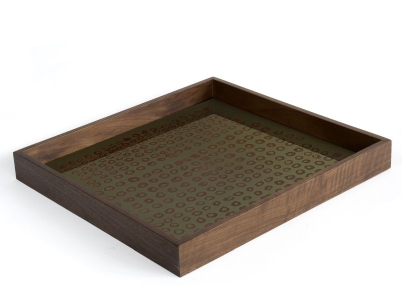 Quadratisches Holztablett "Second Nature Trays" von Ethnicraft mit olivgrünem Muster. Dekoration und Servieren.