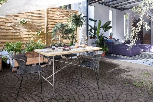 Eiermann Tisch mit Stühlen im Außenbereich, Richard Lampert Designmöbel für Garten und Terrasse.