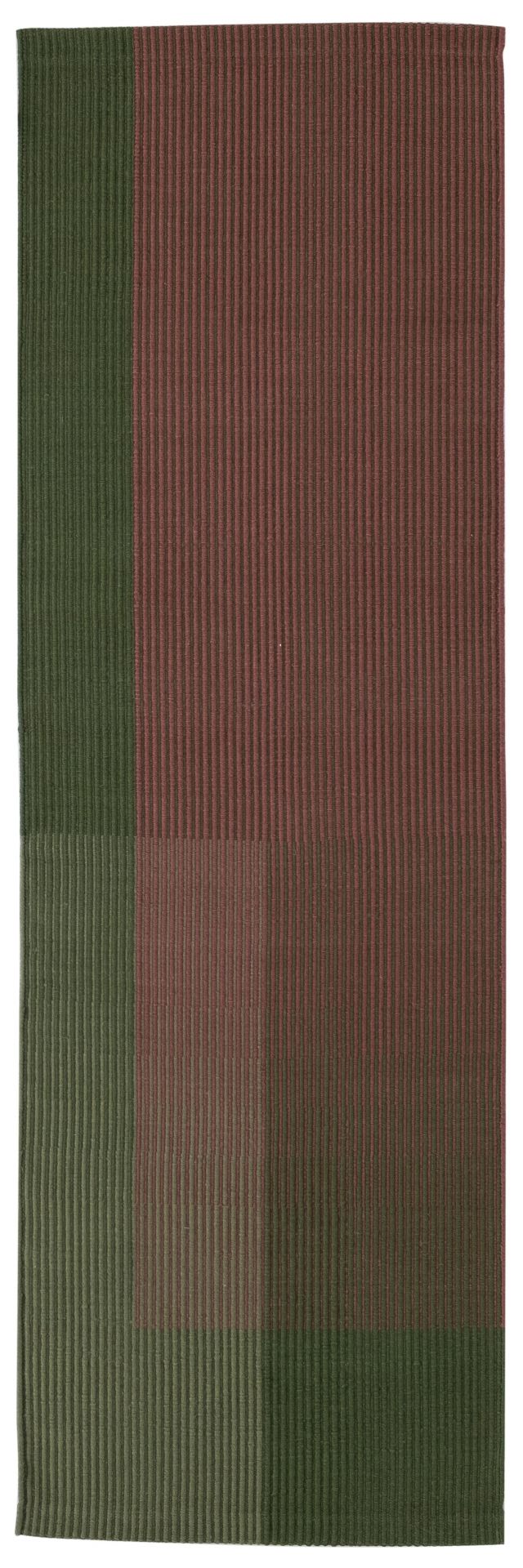 Haze Runner Teppich von Nanimarquina mit grünem und braunem Streifenmuster für Wohnzimmer.