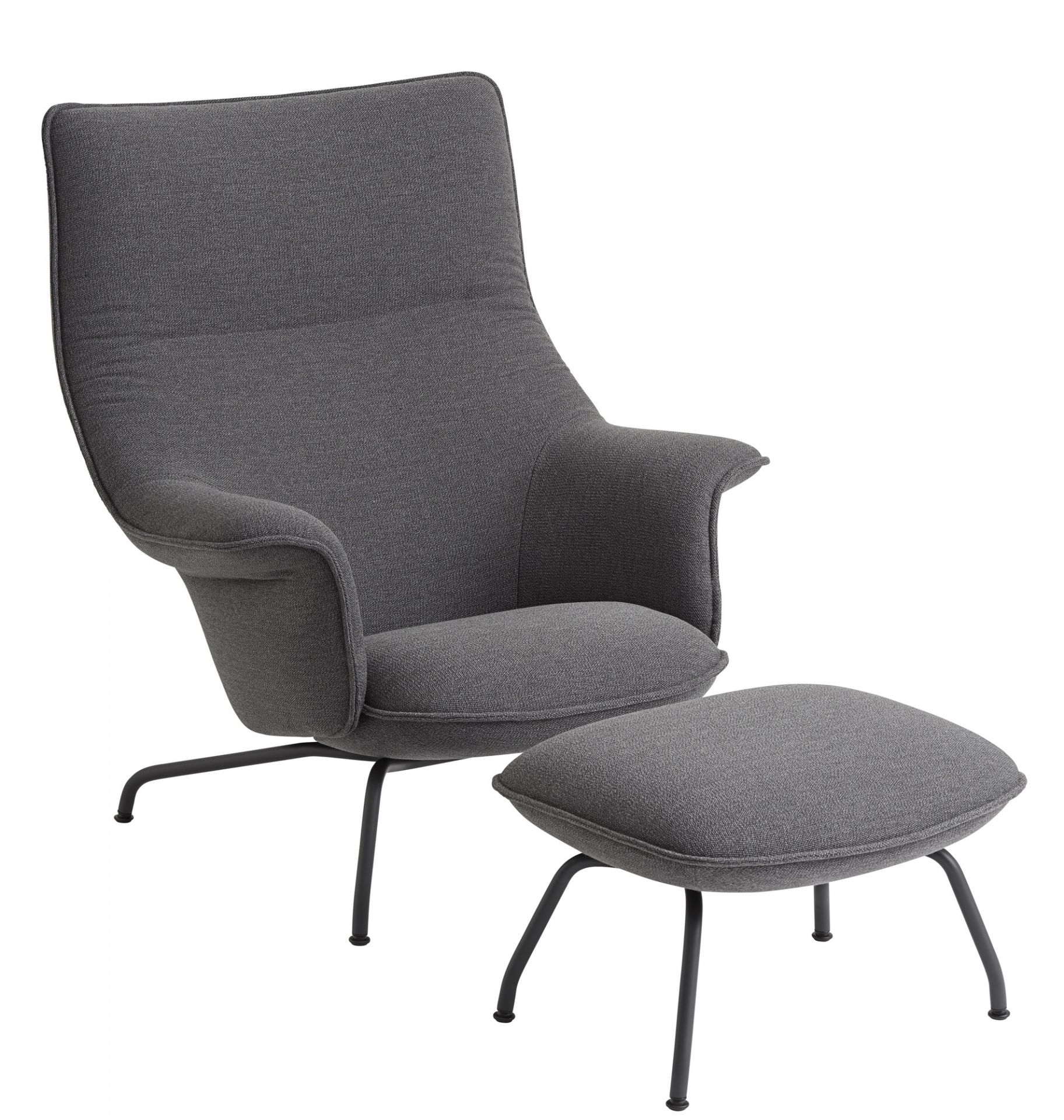 Grauer Muuto Doze Lounge Chair High Sessel mit passendem Hocker und schwarzem Metallgestell.