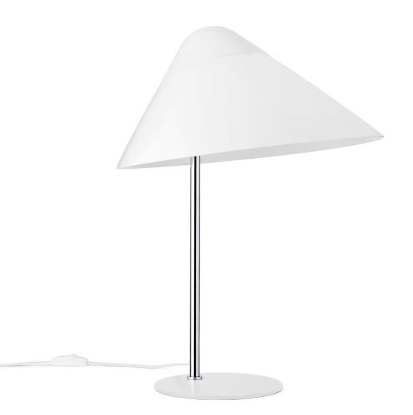 Weiße HJW02 Opala Tischleuchte Midi von Carl Hansen & Søn mit Chromfuß.