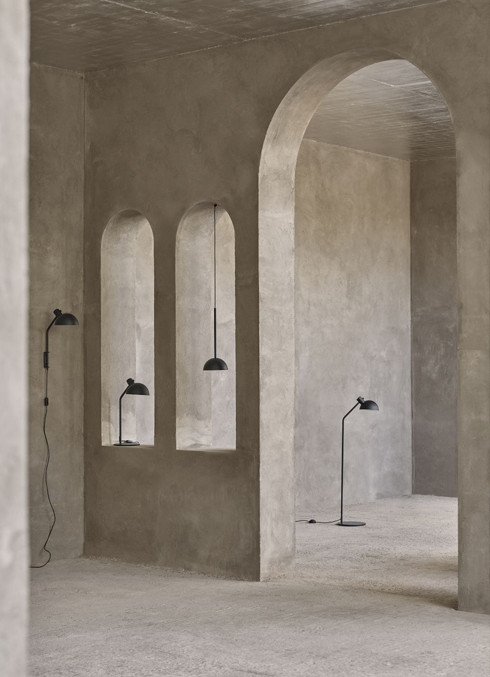 MO300 Wandleuchte von Carl Hansen & Søn in Schwarz, verschiedene Modelle in einem Raum.