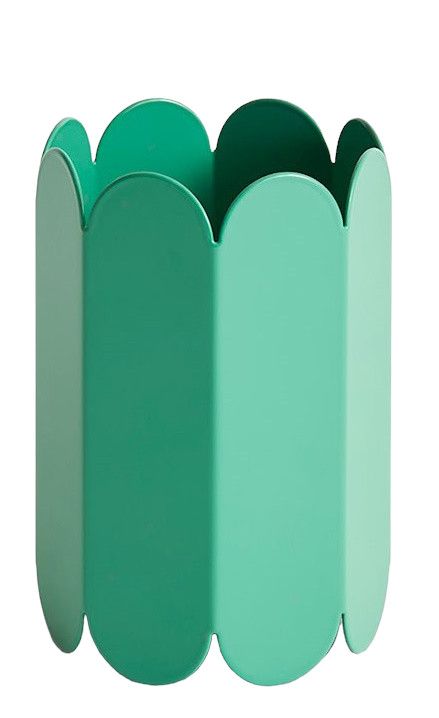Grüne Arcs Vase von Hay, moderne Metallvase mit wellenförmigem Rand für Blumen und Dekoration.