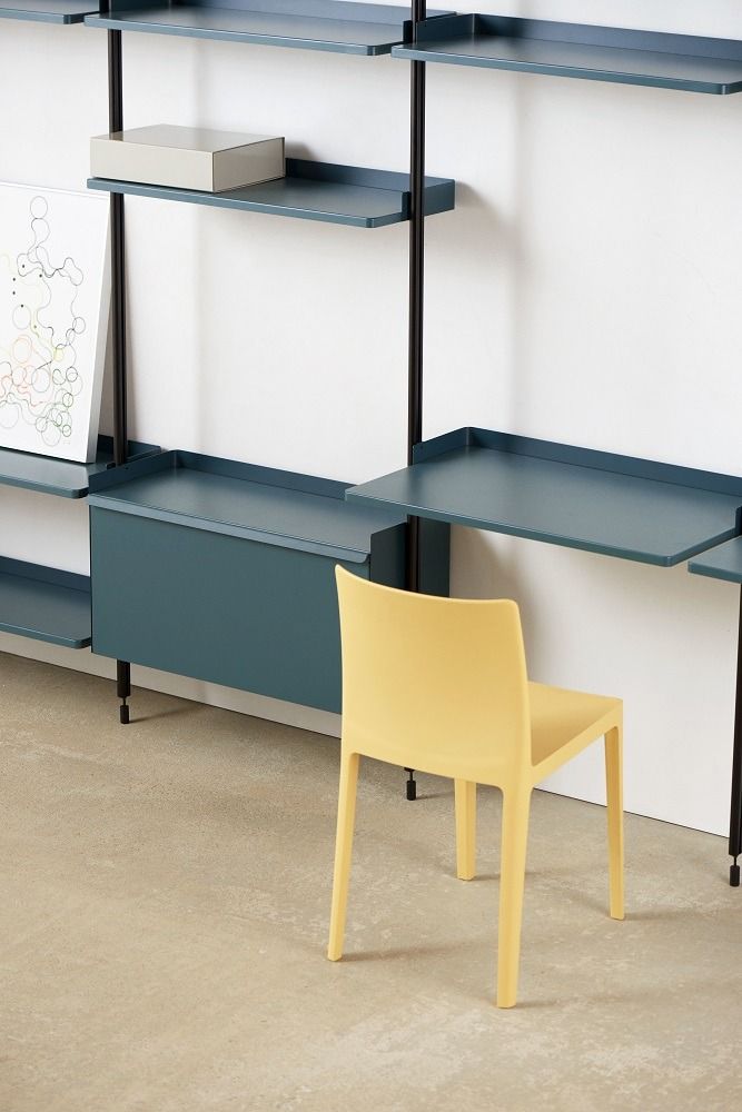 Hay Pier System Regal mit zwei Säulen in Blau, kombiniert mit einem gelben Stuhl.