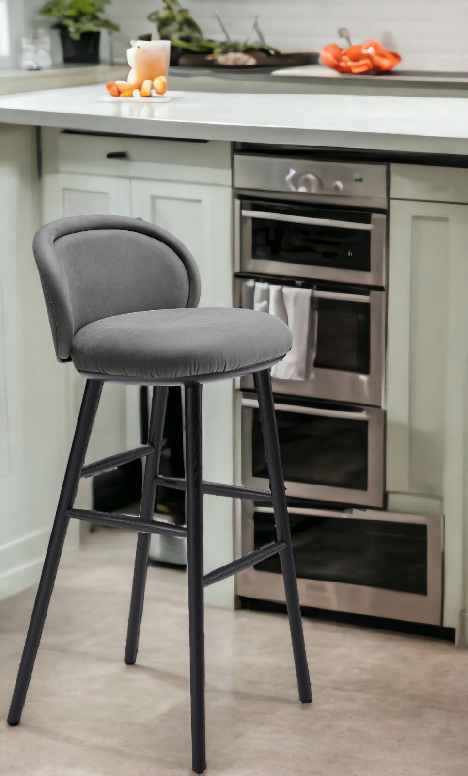 Grauer Ona Barstool Barhocker von Freifrau Manufaktur mit schwarzem Gestell in moderner Küche.