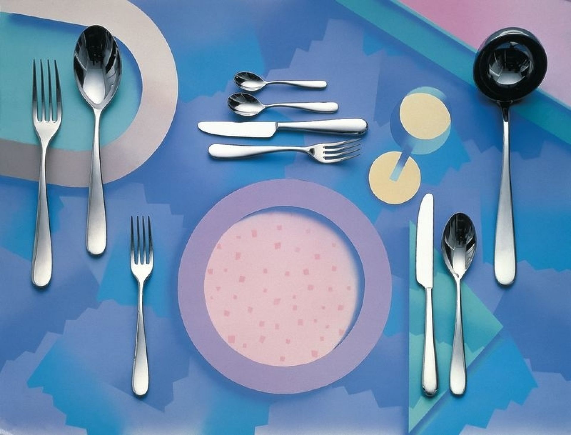 Alessi Nuovo Milano Besteckset, 24-teilig, aus Edelstahl, bestehend aus Messer, Gabel, Löffel und Schöpfkelle.