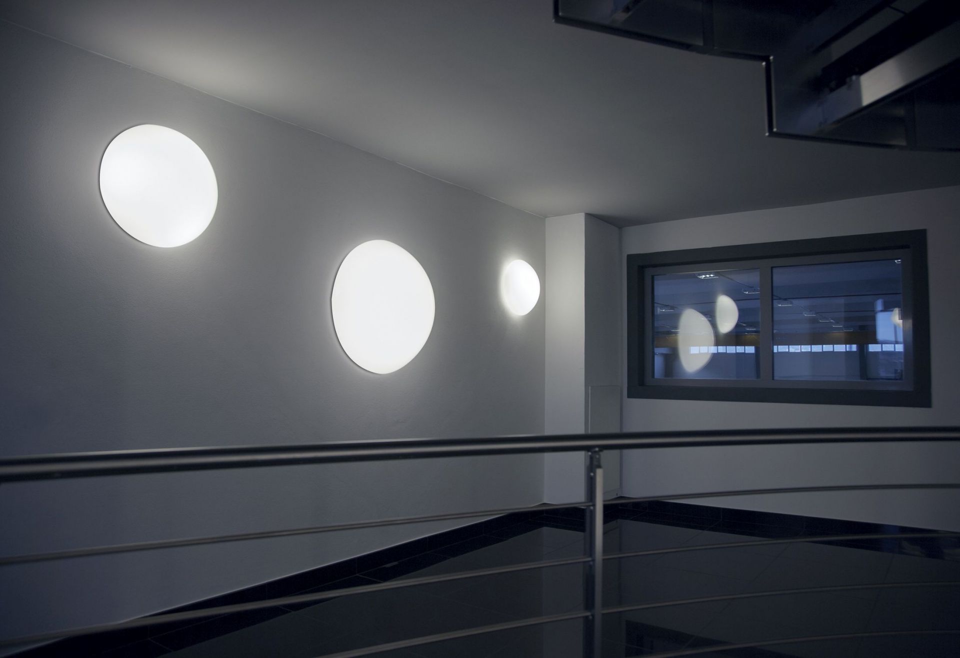 Drei runde Semisfera Deckenleuchten von Martinelli Luce an einer Wand in einem Treppenhaus.