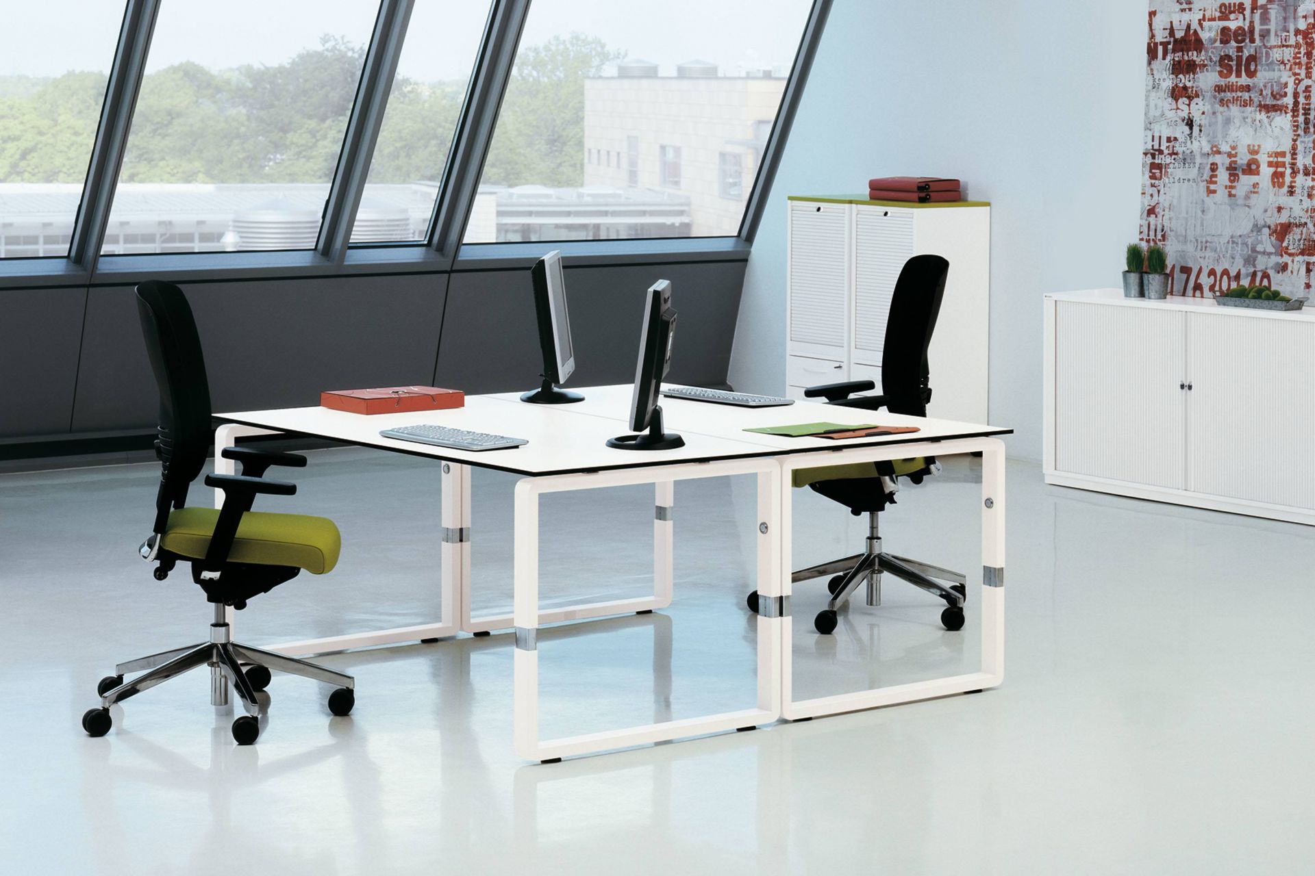 Pensum Besprechungstisch von Palmberg, weiße Tischplatte mit Monitoren und Bürostühlen im modernen Büro.