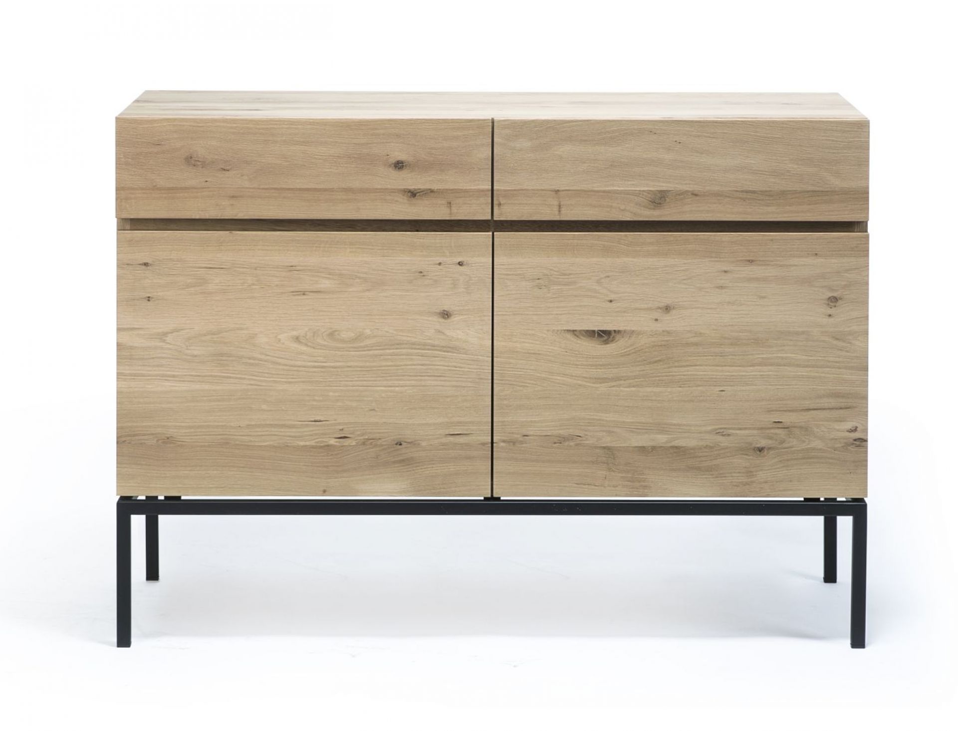 Ligna Anrichte aus Eiche mit schwarzen Beinen von Ethnicraft. Modernes Sideboard für Wohnzimmer und Esszimmer.