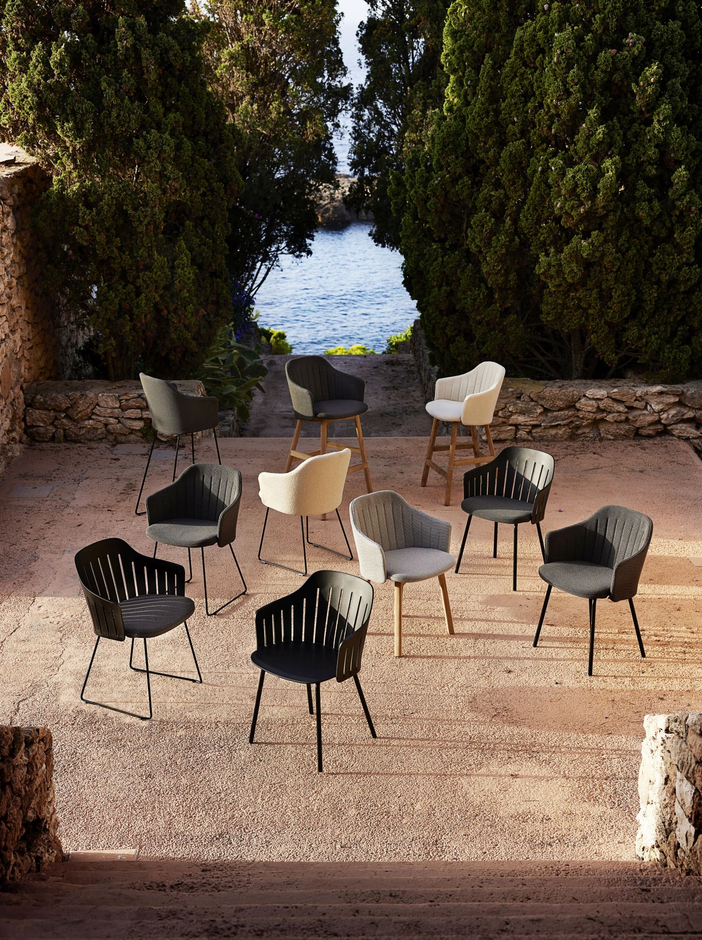 Gruppe von Choice Outdoor Stühlen mit Stahlgestell in Dunkelgrün und anderen Farben im Freien.