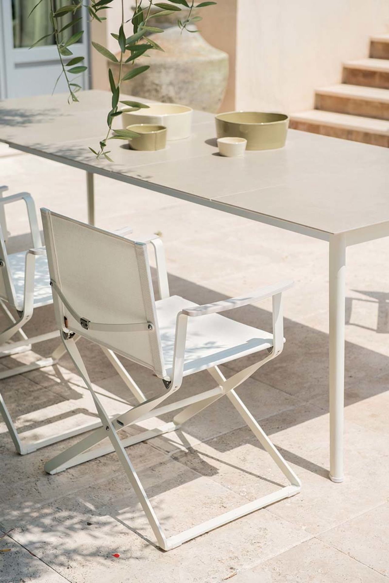 Weißer Ciak Regiestuhl von Emu für den Außenbereich, stilvoller Gartenstuhl mit Textilbespannung.