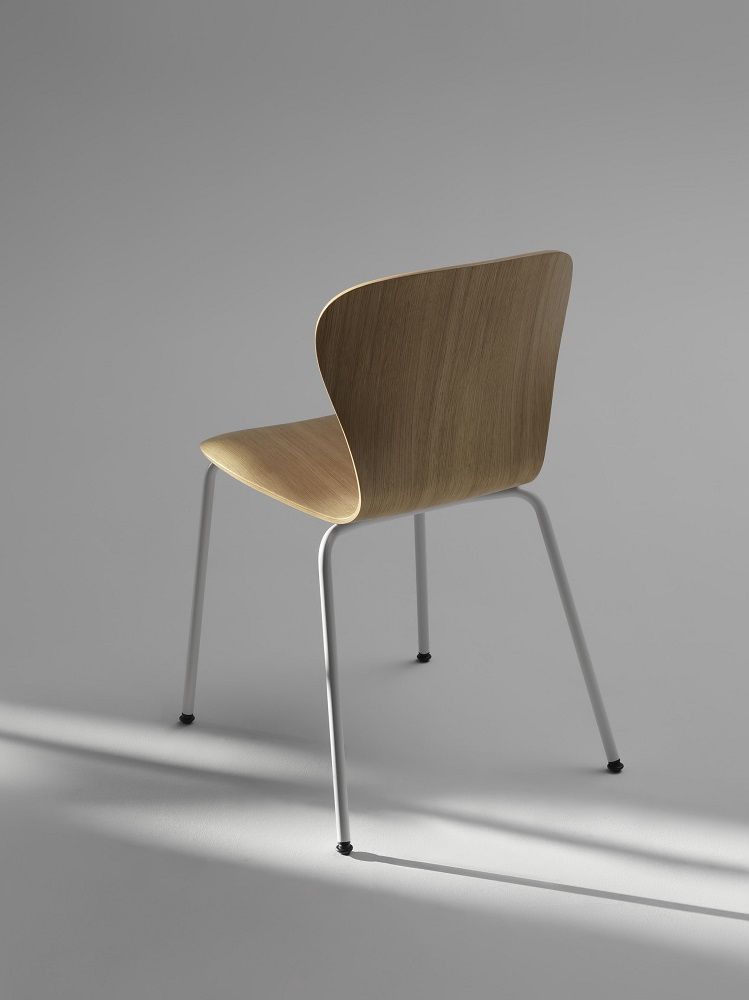 Thonet S 220 Stuhl: Formholzstuhl ohne Armlehne mit weißem Stahlrohrgestell, Ansicht von hinten.