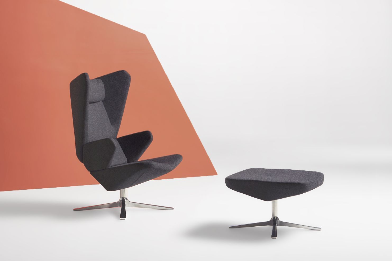 Trifidae Sessel von Prostoria, grauer Lounge Sessel mit Fußhocker und drehbarem Metallfuß.