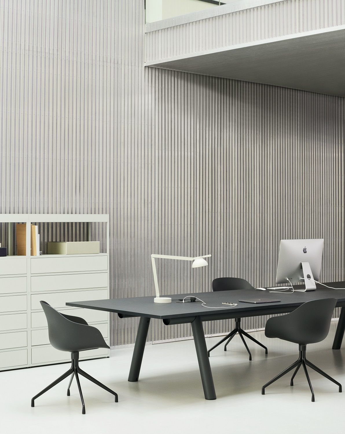 Schwarzer Boa Table Konferenztisch von Hay mit Stühlen und Lampe in modernem Büro.