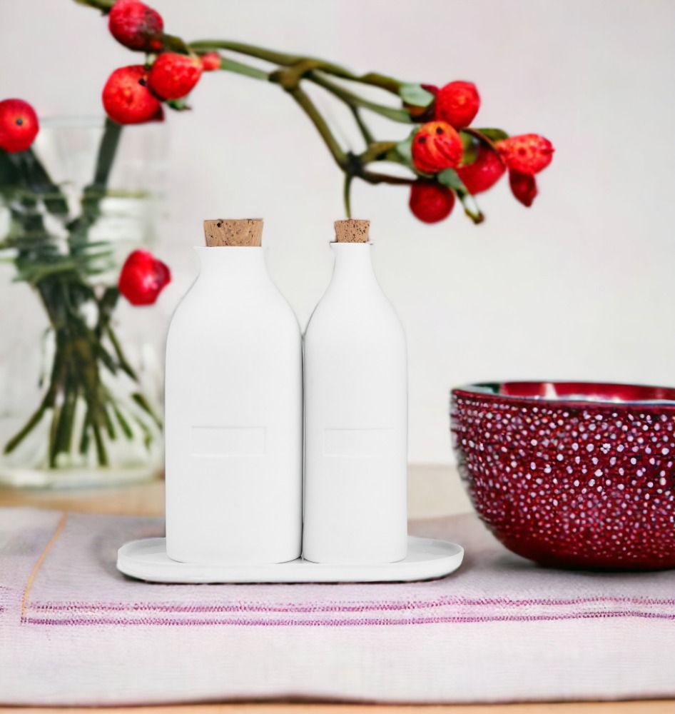 Weiße Menage Flaschen von Räder mit Korken auf Tablett, Tischdekoration mit Schale und Beeren.