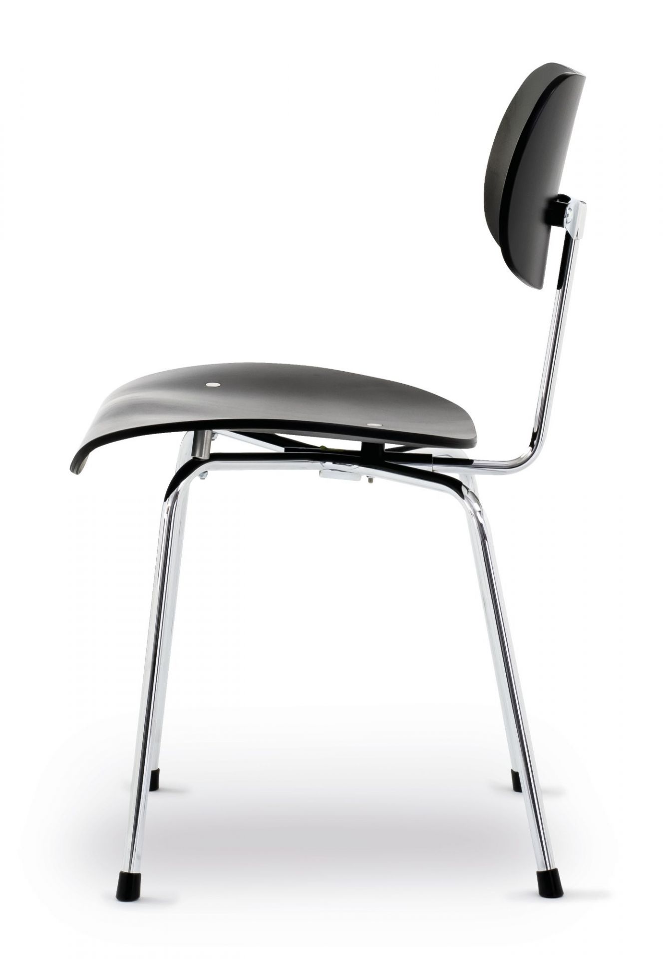 Seitenansicht des SE 68 Stuhls von Wilde+Spieth mit schwarzer Sitzfläche und Chromgestell.