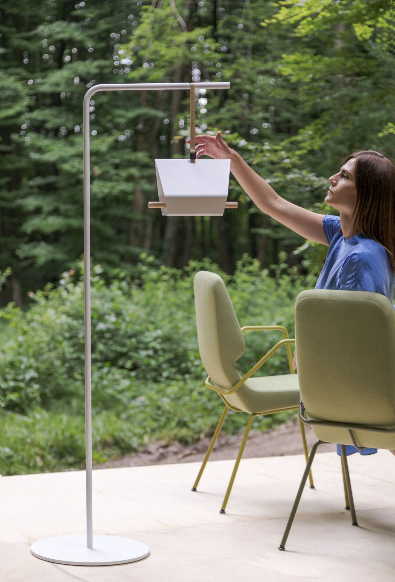 Oblique Sessel von Prostoria im Freien mit Frau und moderner Vogeltränke. Outdoor Möbel.