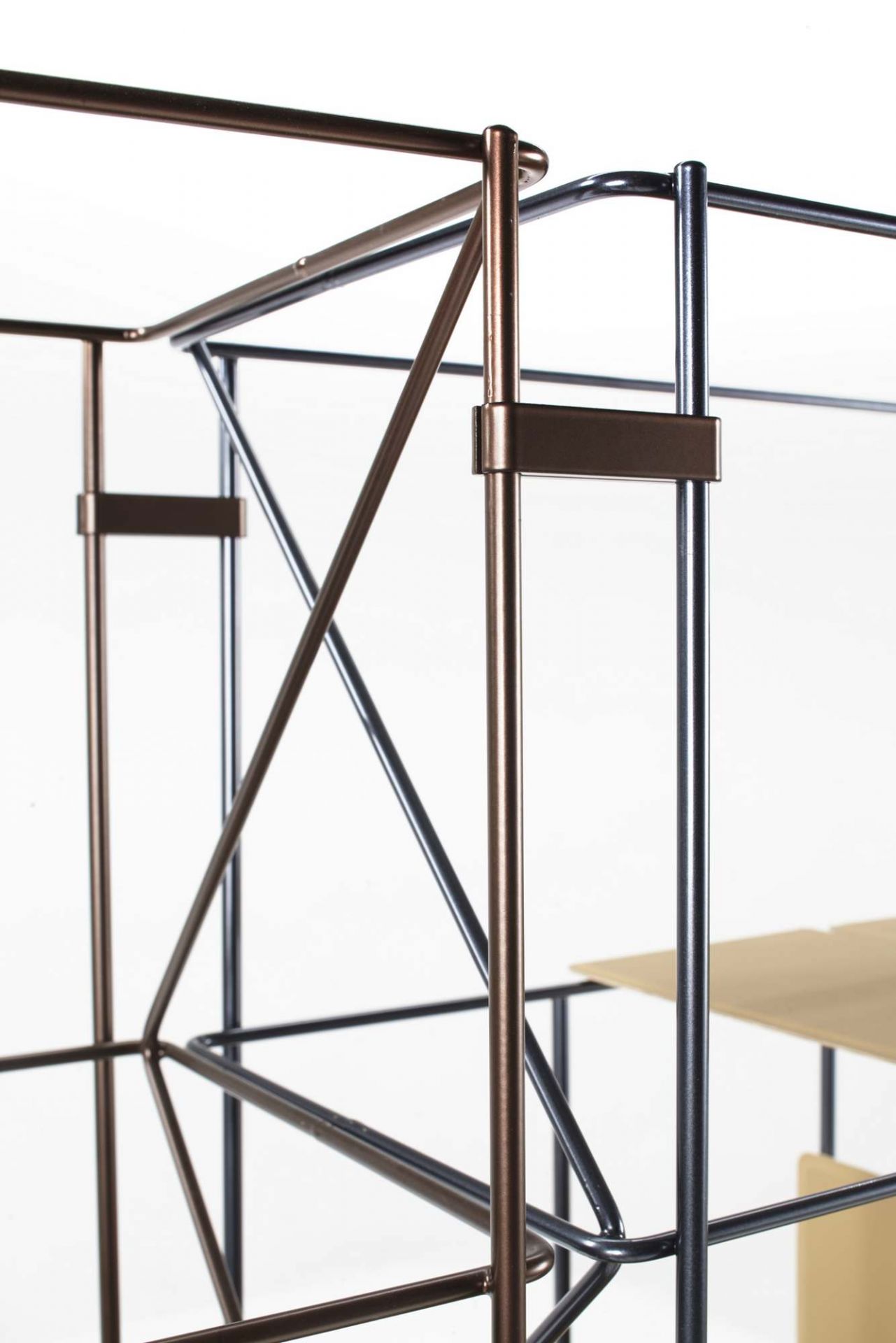 Detailaufnahme des modernen Network Bücherregals von Casamania Horm mit Metallrahmen.