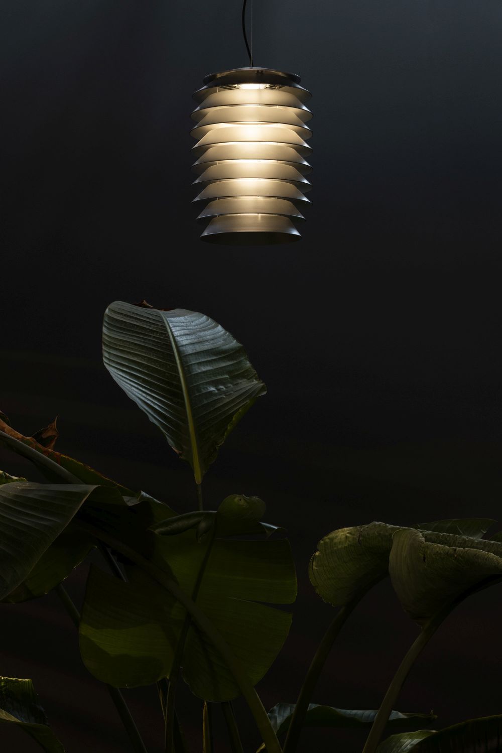 Nahaufnahme der Slicing Suspension Deckenleuchte von Artemide, modernes Design, warmes Licht.