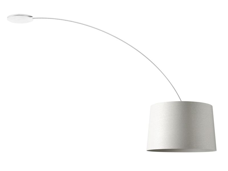 Twiggy Soffitto Deckenleuchte von Foscarini mit weißem Lampenschirm und gebogenem, filigranem Lampenarm.