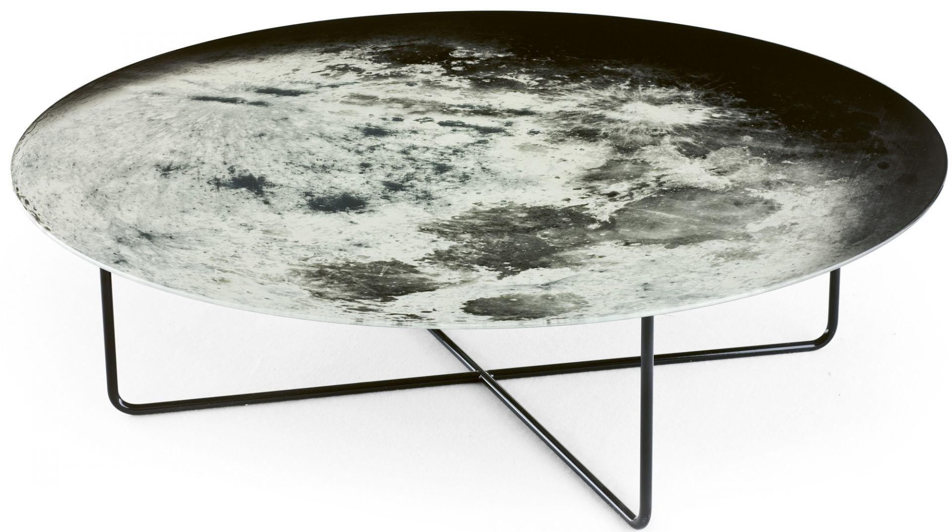 My Moon My Mirror Couchtisch mit Mond-Motiv auf runder Tischplatte und schwarzem Metallgestell.