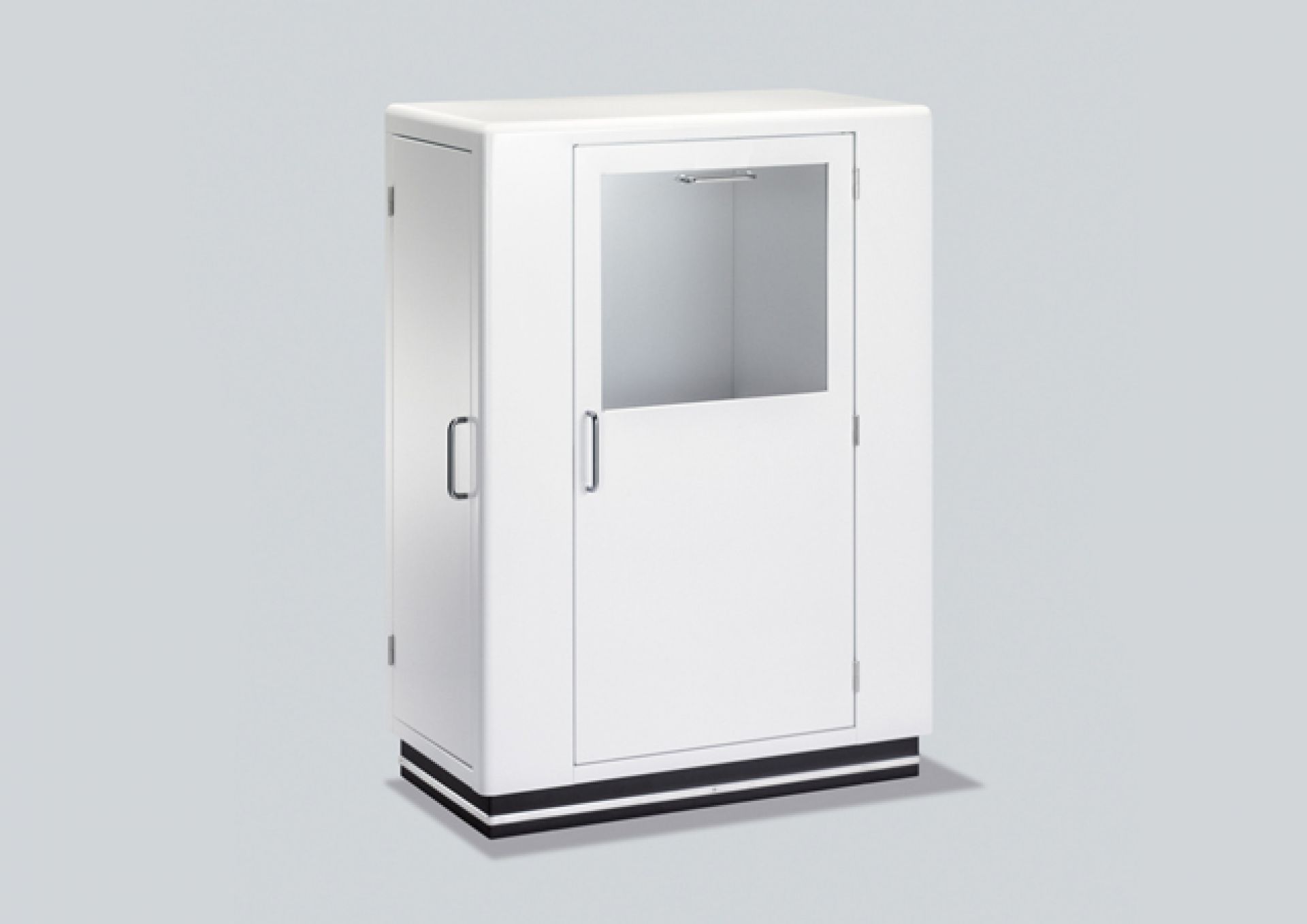 Weißer KB 323-0 Barschrank von Müller Möbelfabrikation mit Glastür und Metallgriffen.