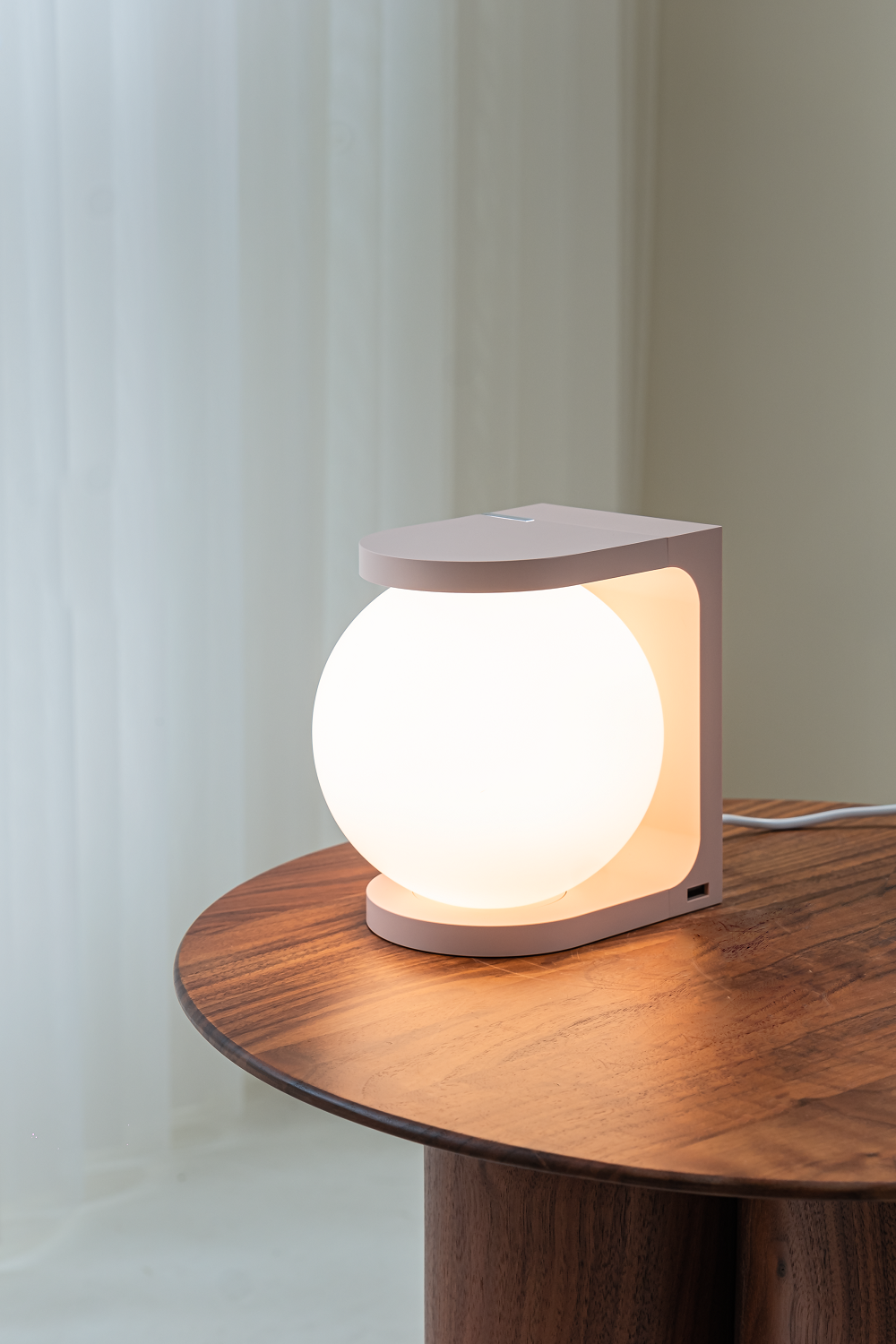 Plat Reading Lamp Tischleuchte von house of home: Moderne Tischlampe mit Kugel-Design auf Holztisch.