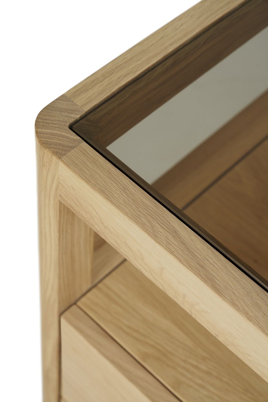 Detailaufnahme der Ethnicraft Spindle Kommode aus Eiche mit vier Schubladen. Holzmöbel für Schlafzimmer.