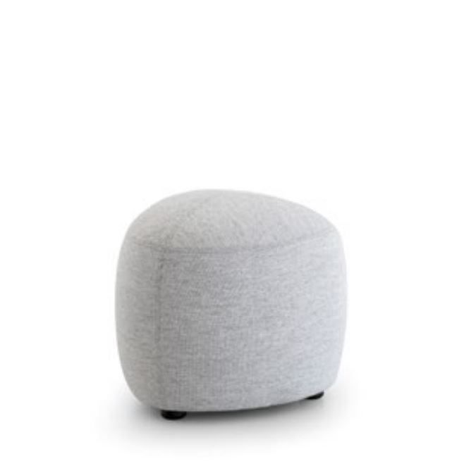 Grauer Kipu Sitzhocker / Mini Sitzkissen mit Stoffbezug und kleinen Füßen auf weißem Hintergrund.