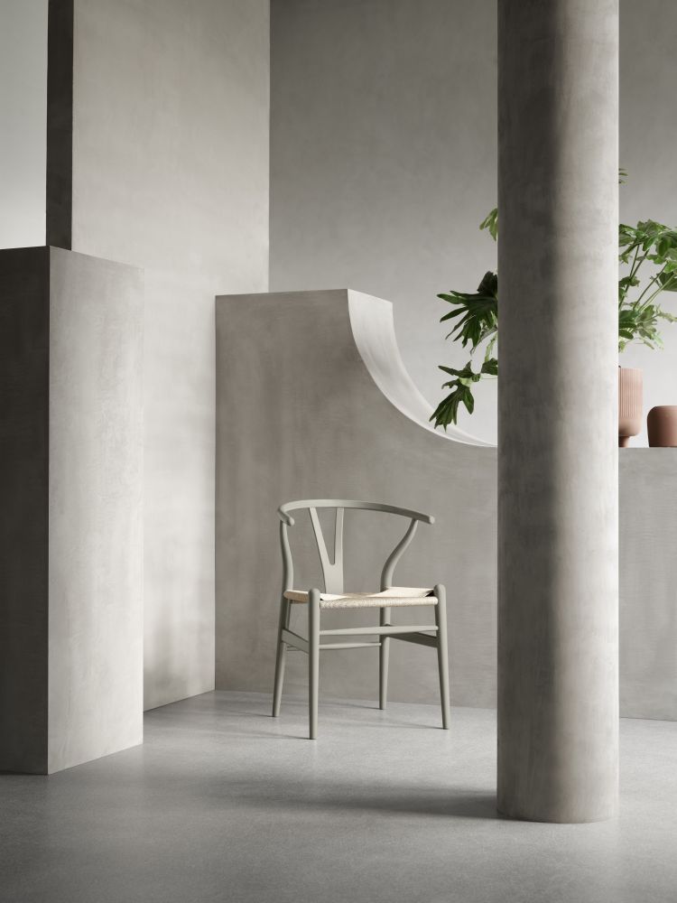 CH24 Wishbone Chair in Pewter von Carl Hansen & Søn, Design Ilse Crawford.