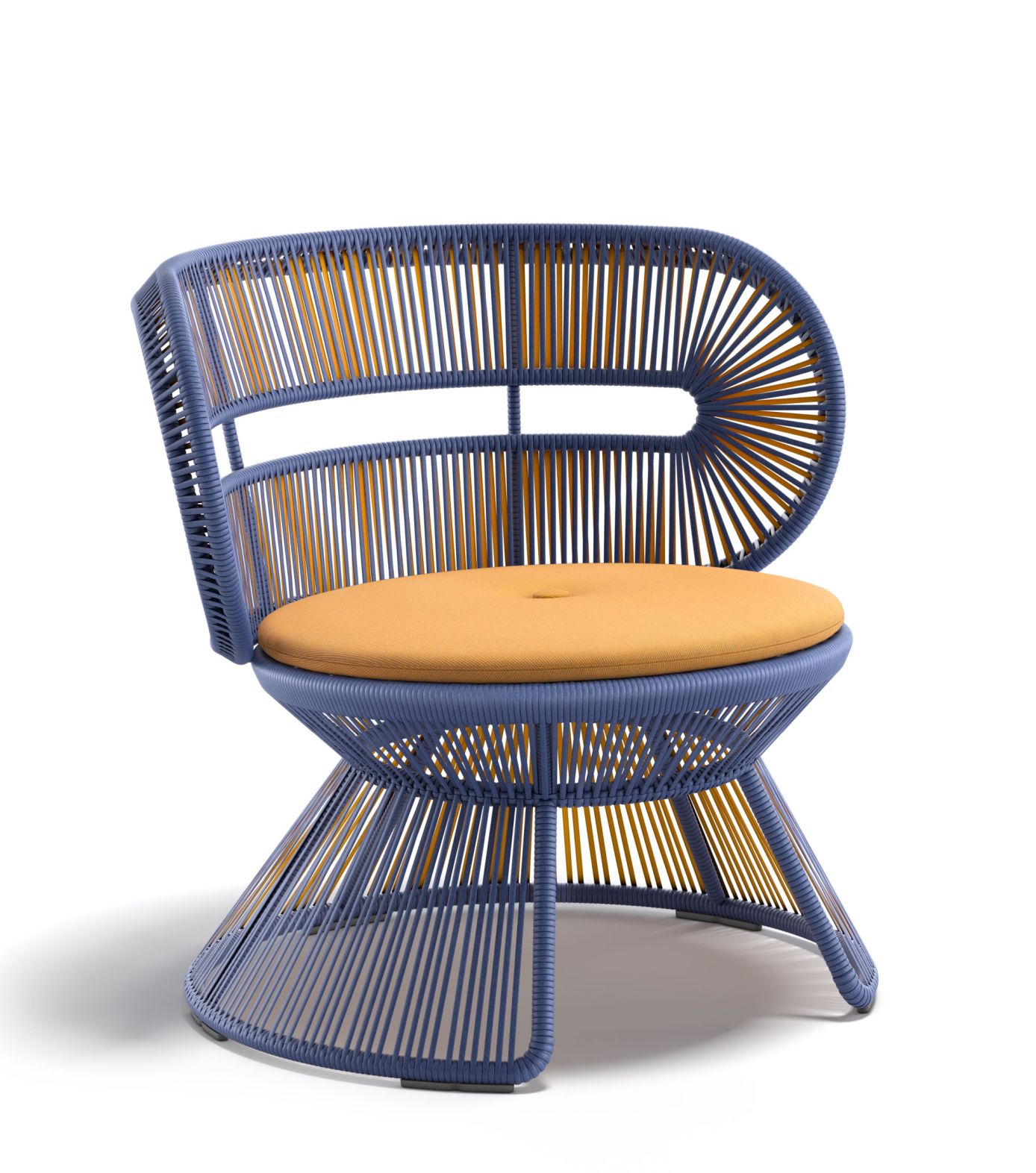 Cirql Nu Lounge Chair von Dedon, blaue Outdoor Sitzgelegenheit mit gelbem Kissen.