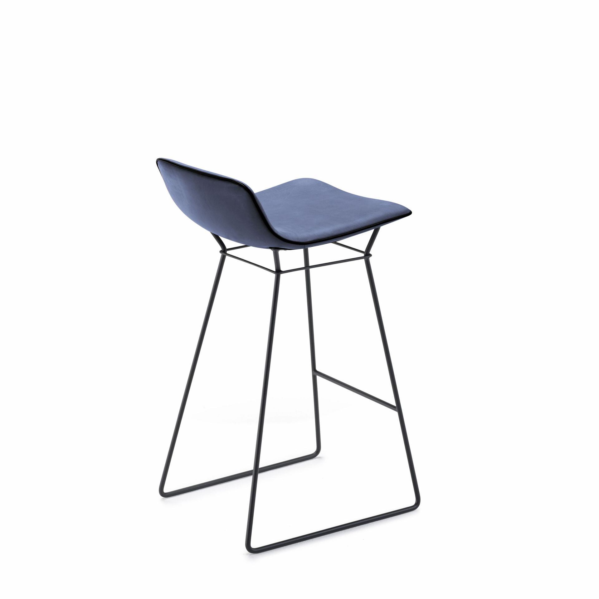 Amelie Thekenhocker mit niedriger Rückenlehne von Freifrau Manufaktur, Barhocker in Blau mit schwarzem Gestell.