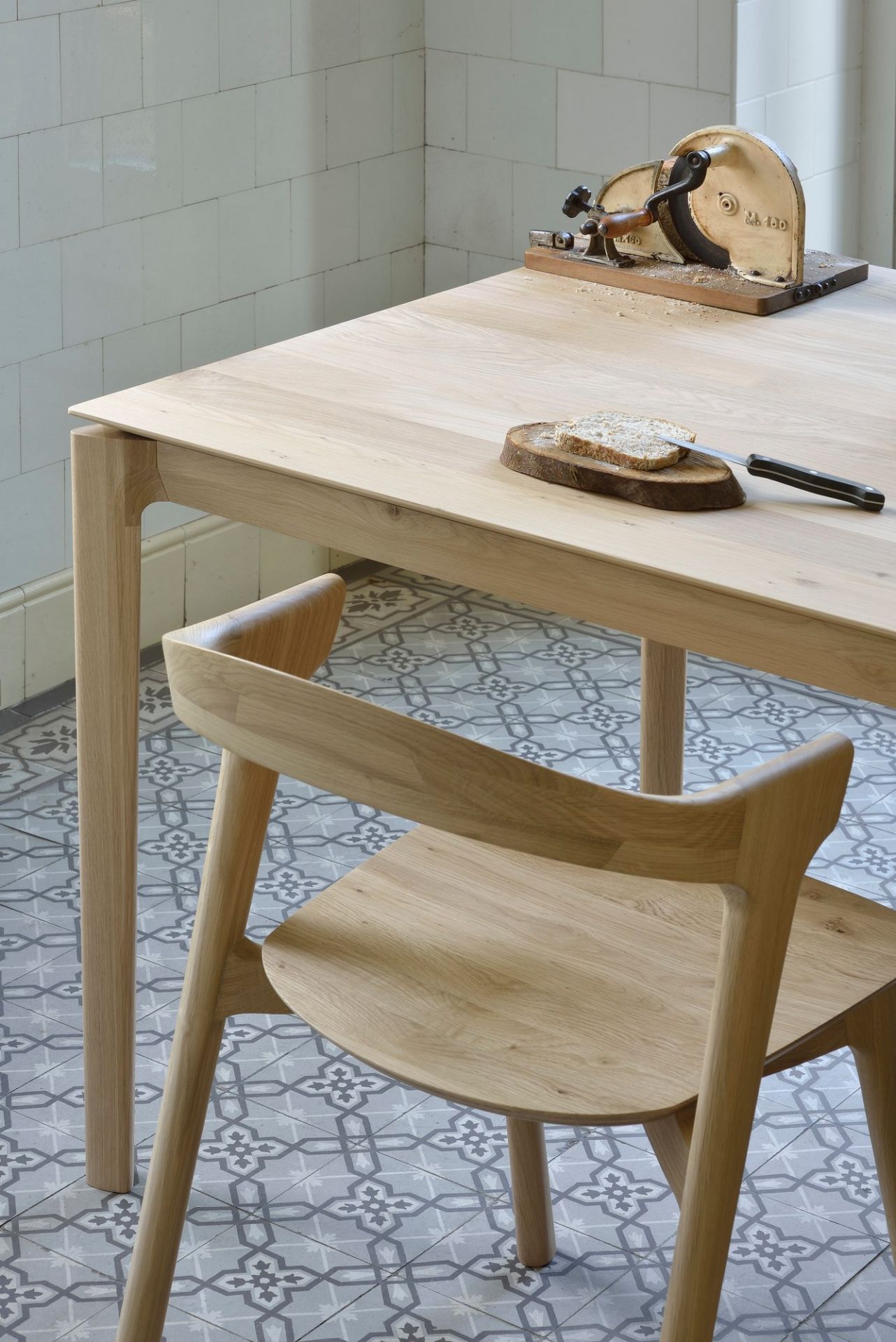 Bok Esstisch aus Eiche von Ethnicraft mit Stuhl und Brotschneidemaschine.