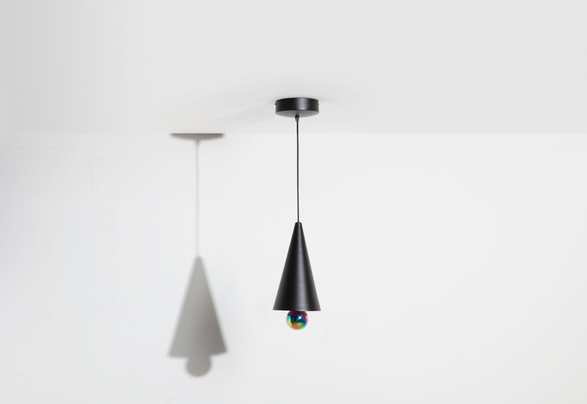 Schwarze Cherry Pendelleuchte von Petite Friture mit regenbogenfarbiger Kugel und Kegelform. Moderne Hängelampe für Wohnzimmer.