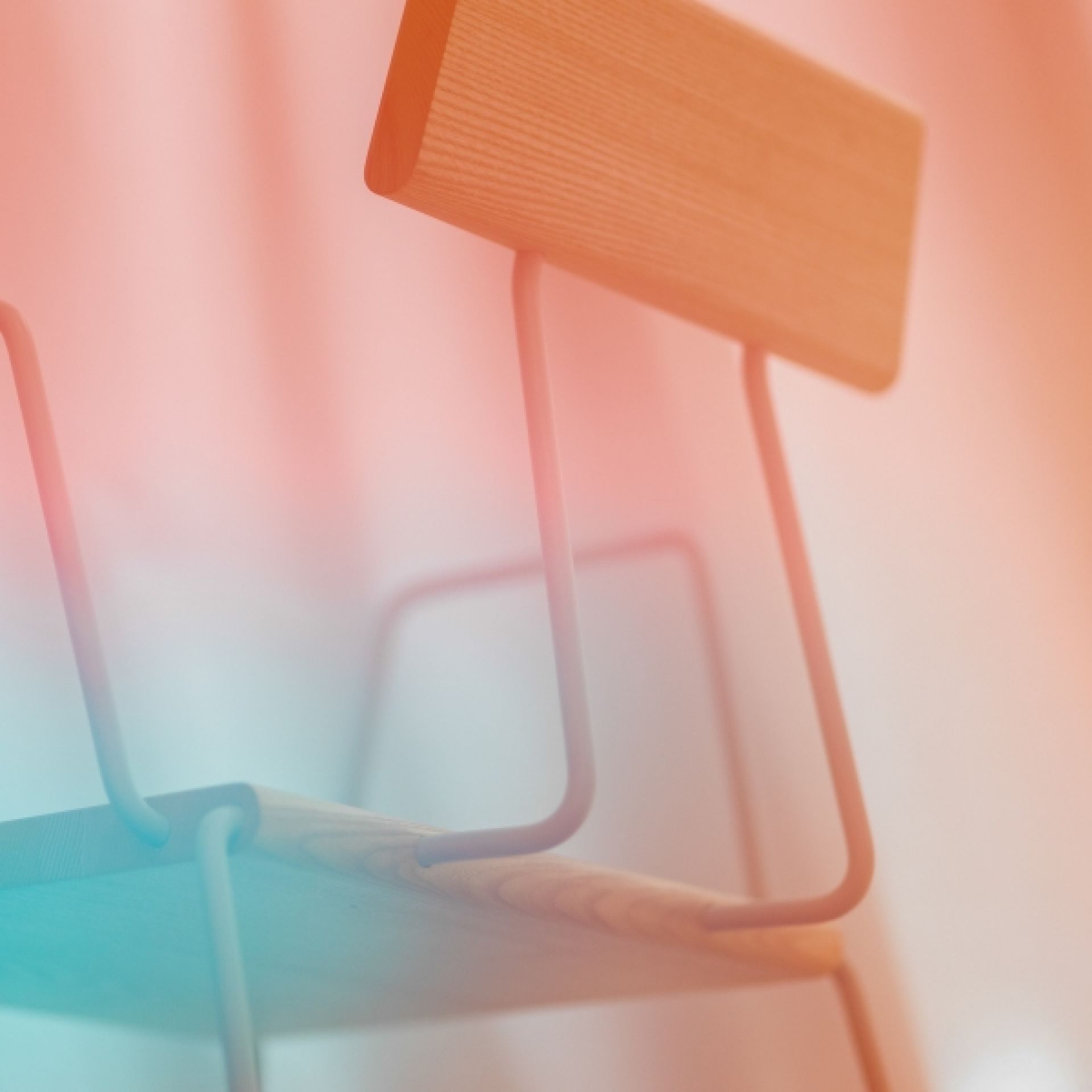 Detailaufnahme des D:006 Stuhls von Fuchs & Habicht mit Armlehnen, Waldgrün, Fokus auf Rückenlehne.