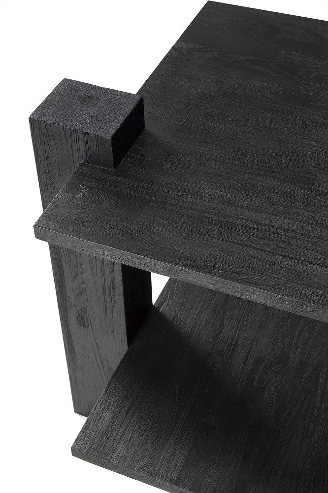 Detailaufnahme des Ethnicraft Teak Abstract Beistelltisches in Schwarz, modernes Design mit Ablagefläche aus massivem Teakholz.