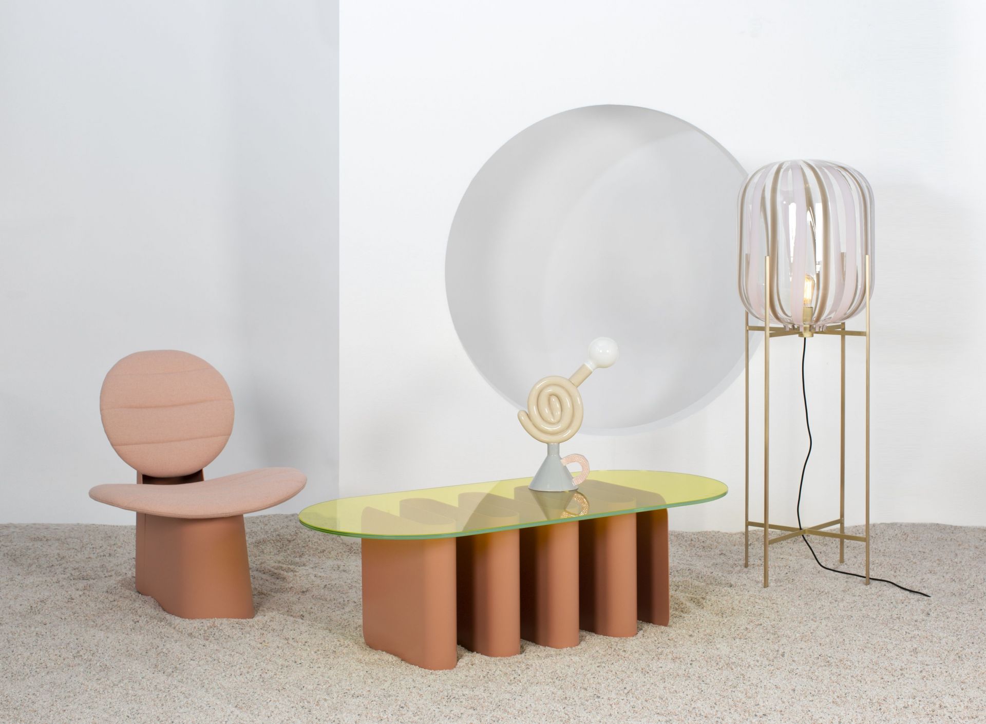 Tavolo2 Esstisch von Pulpo mit gelber Tischplatte und farblich passendem Stuhl und Stehlampe.