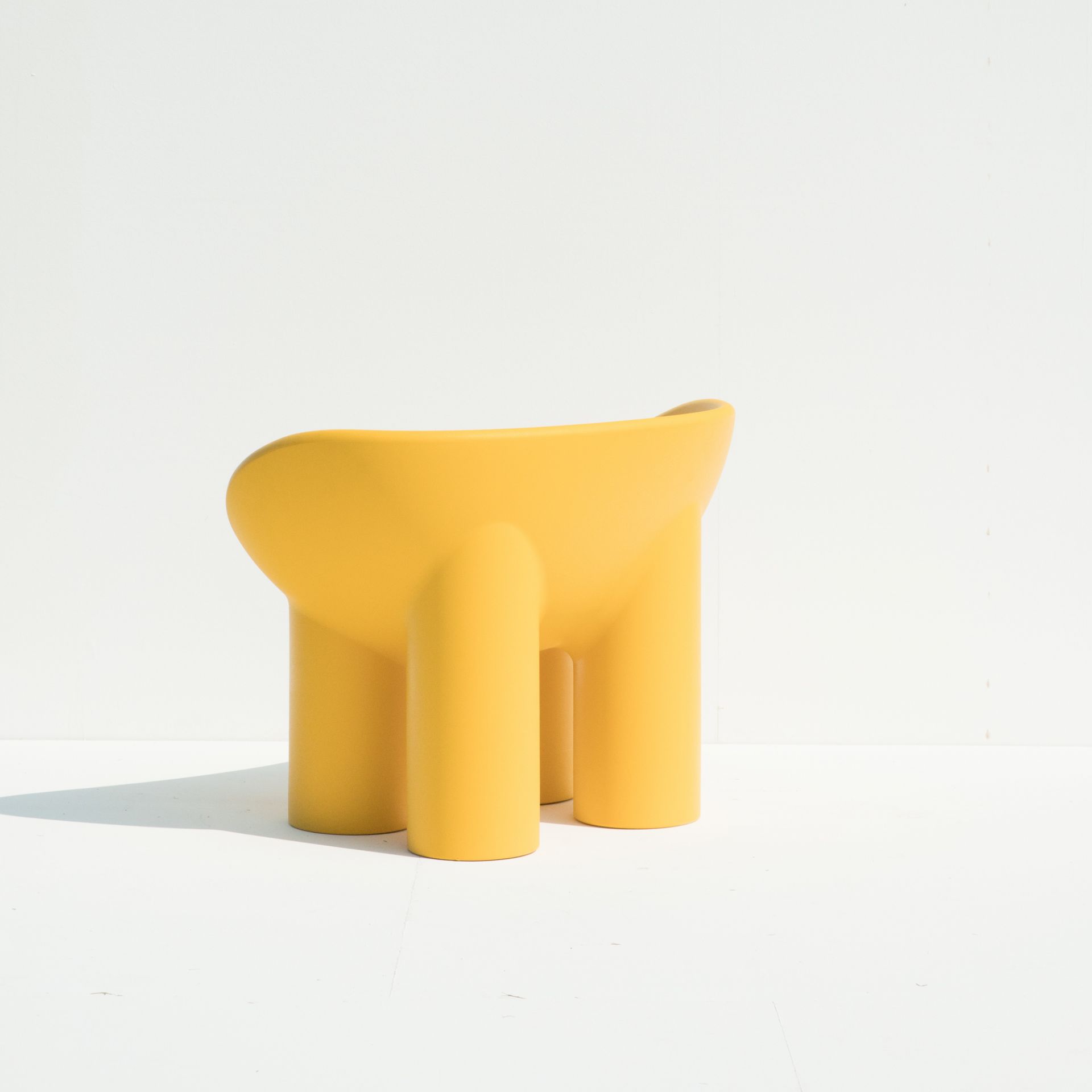 Ockerfarbener Roly Poly Sessel von Driade: Moderner Design Sessel mit runder Sitzfläche und vier Beinen.