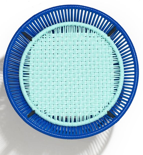 Draufsicht: Blauer Caribe Basket Table Outdoor ames mit türkis geflochtener Tischplatte.