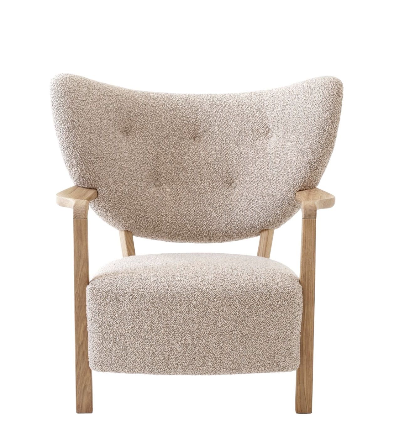 AndTradition Wulff Sessel mit hellem Bouclé-Bezug und Holzgestell, Frontansicht. Moderner Lounge Chair für Wohnzimmer und Wartebereiche.