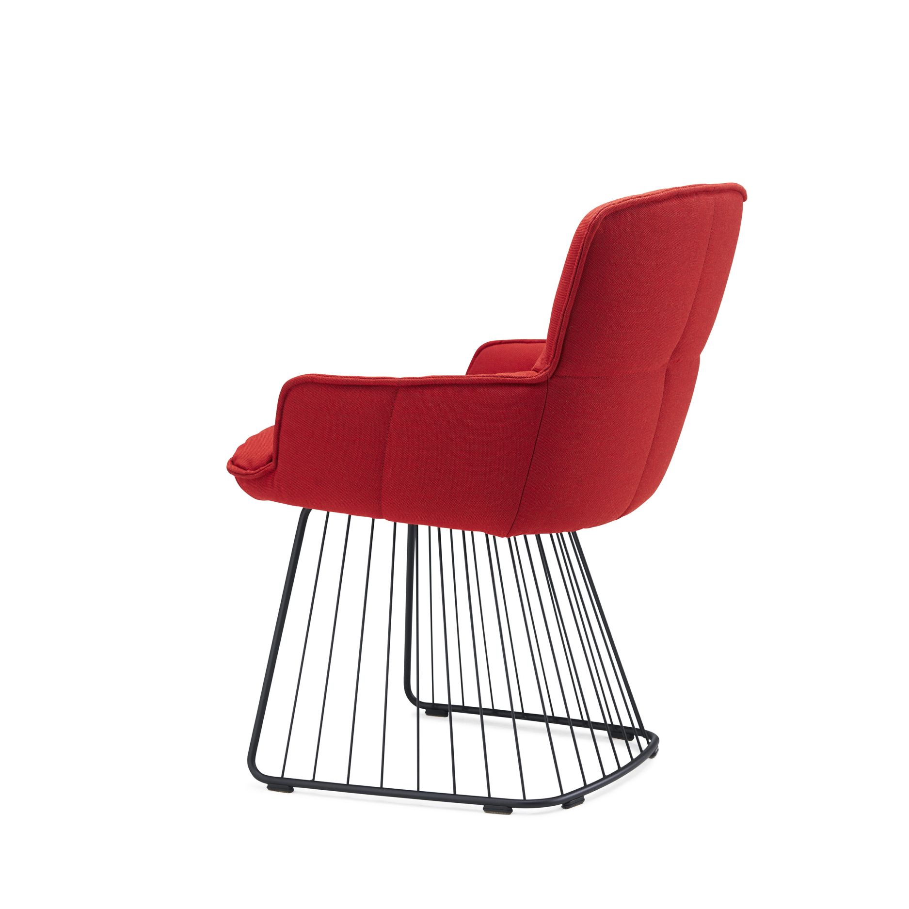 Roter Marla Armlehnstuhl mit niedrigen Armlehnen und schwarzem Drahtgestell, seitliche Ansicht. Designstuhl für Wohnzimmer.