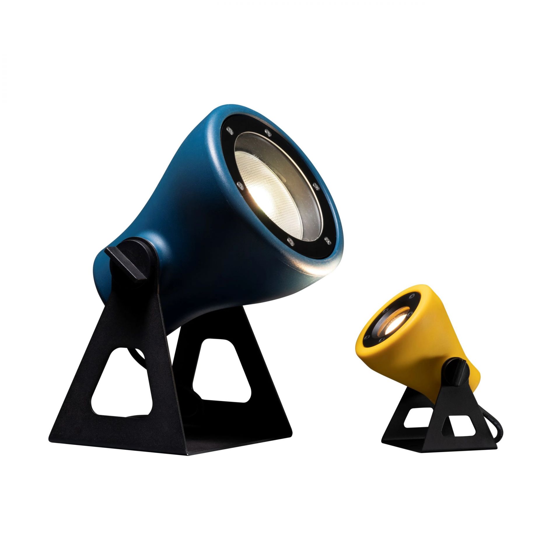 Zwei Martinelli Luce Mini Frog Außenleuchten, eine blaue und eine orange, auf schwarzem Stativ.