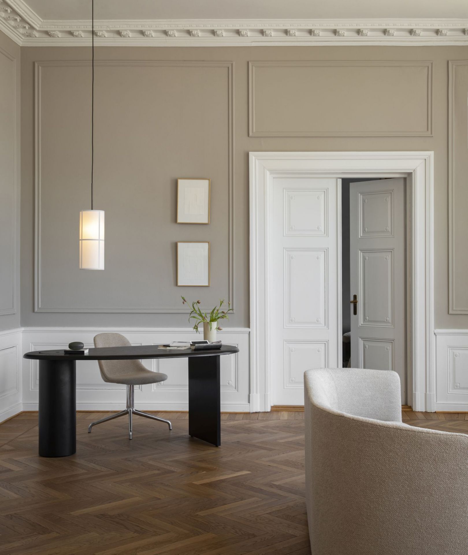 Helle Hashira Pendelleuchte über modernem Schreibtisch in stilvollem Interieur. Design Lampe für Wohnraum.