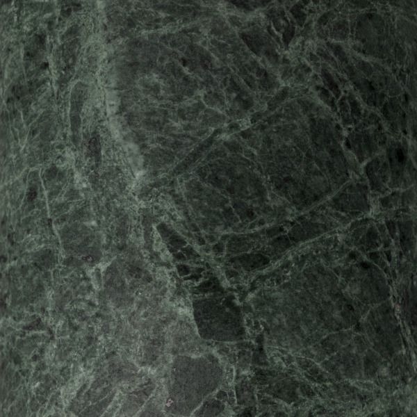 Detailaufnahme des grünen Marmorfußes der Mist AP17 Tischleuchte von AndTradition.