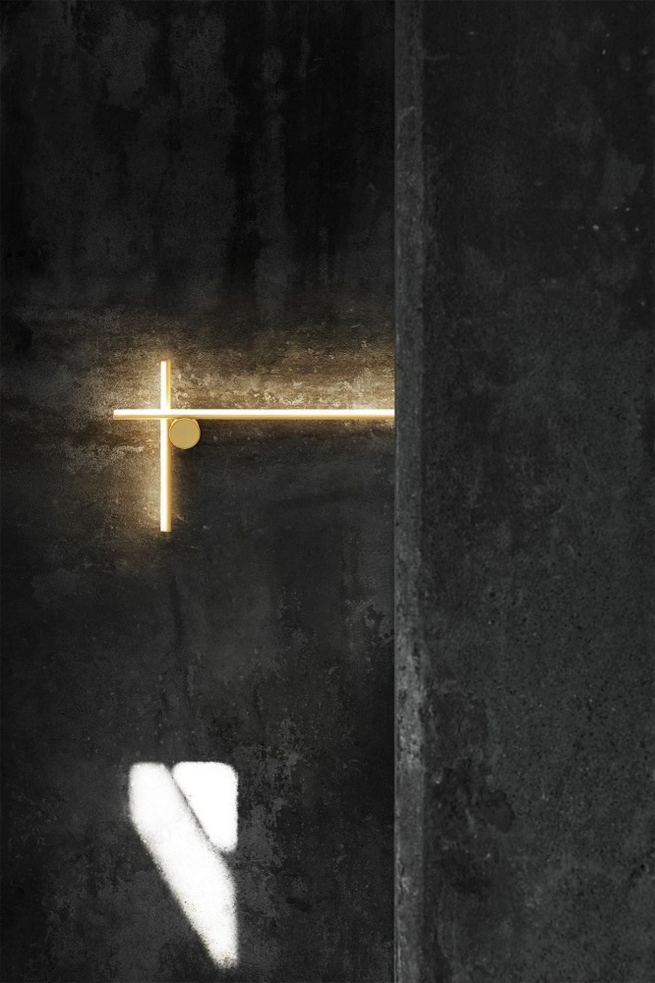 Goldene Coordinates Wandleuchte von Flos an dunkler Wand, modernes Design, indirekte Beleuchtung.