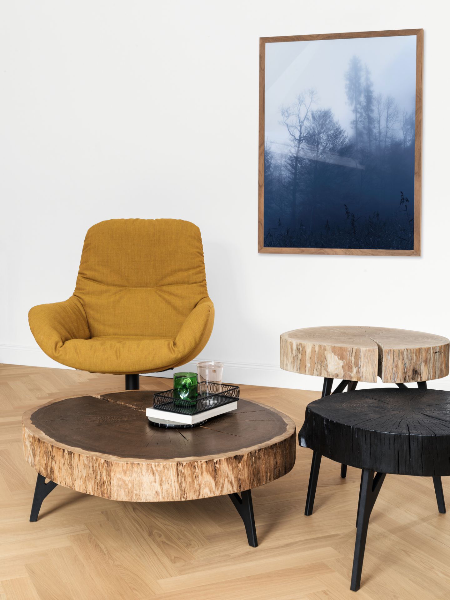 Stomp Beistelltisch aus Baumscheibe in Rohholz und Schwarz, moderner Holztisch für Wohnzimmer.