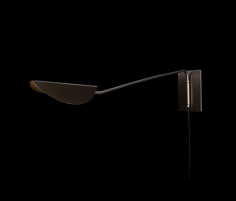 Nahaufnahme der modernen Oluce Plume Wandleuchte mit schwenkbarem Arm und elegantem Design.