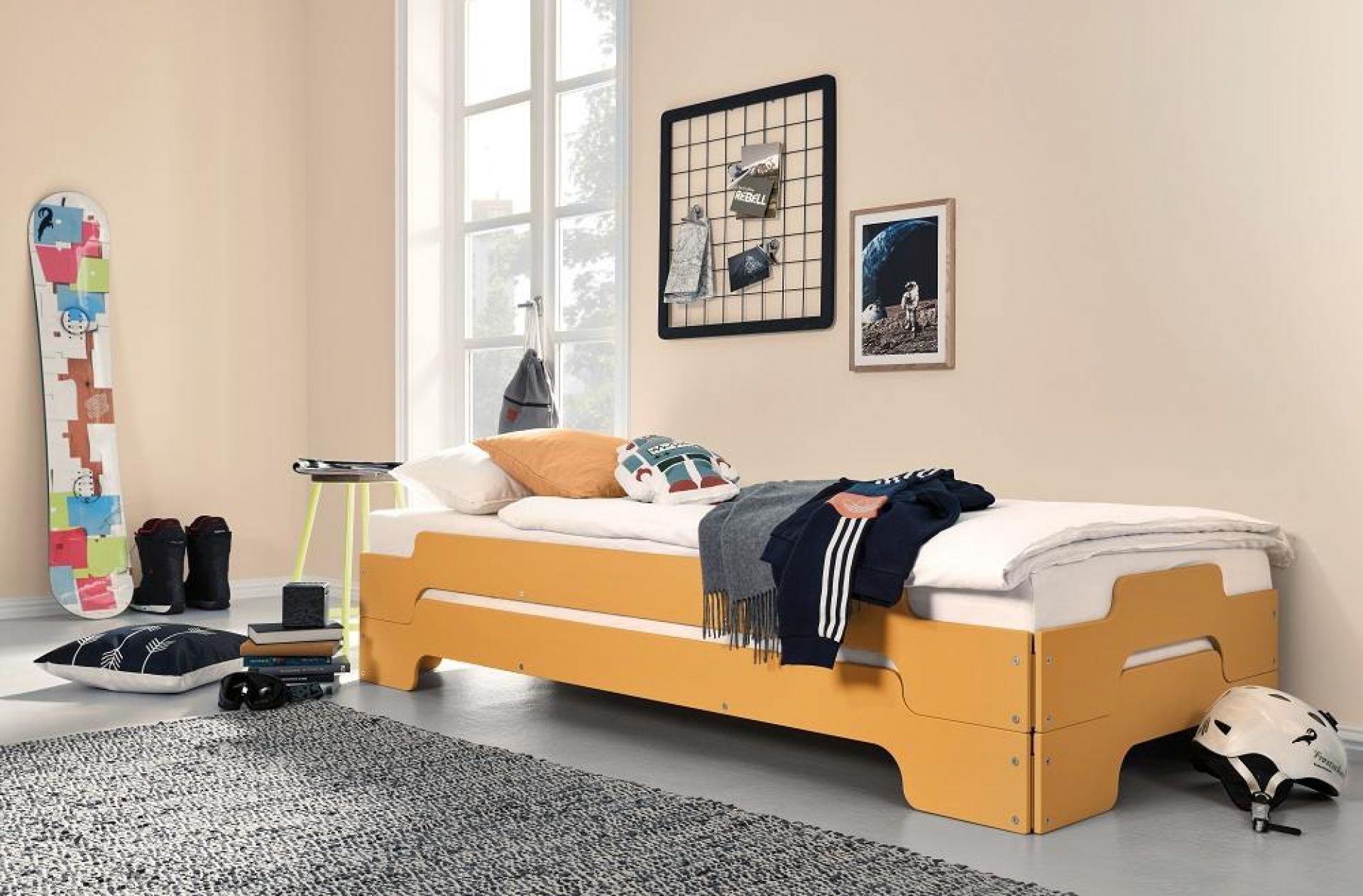 Gelbe Stapelliege Klassik von Müller Möbelwerkstätten im Kinderzimmer mit Deko und Sportartikeln.